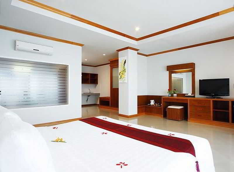 Blue Beach Club & Resort Patong Exterior photo